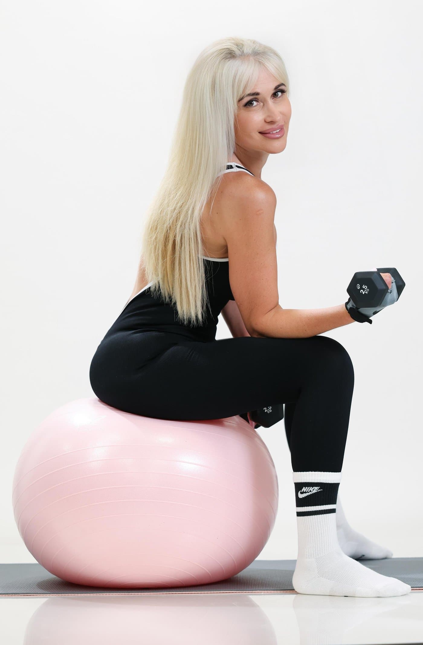 Силна, фокусирана, неудържима — ти. My Better You - LIFE тренировка с дъмбел и топка за баланс.
